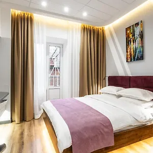 https://amazing-sunny-3-bedroom-next-to-kreschatyk.hotels-of-kiev.com